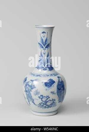 Flasche Vase mit Kriegern und Wissenschaftler in einer Landschaft, die Flasche-förmige Porzellan Vase mit eine eiförmige Körper und eine lange, leicht verbreiten Hals. In Unterglasur blau lackiert. Auf dem Bauch zwei Krieger und zwei Wissenschaftler in einer Landschaft mit Bergen, Felsen und Pflanzen. Auf der Schulter eine Band mit floralen Schriftrollen. Den Hals mit zweimal eine Tulpe Motiv und Glück Symbole. Übergangszeit Porzellan in Weiß und Blau, Jean Theodore Royer, anonyme, China, C. 1635 - C. 1650, Ming-Dynastie (1368-1644)/Ch'ing-Dynastie (1644-1912)/Chongzhen-Periode (1628-1644)/Shunzhi-Periode (1644-1661), Porzellan (Material Stockfoto