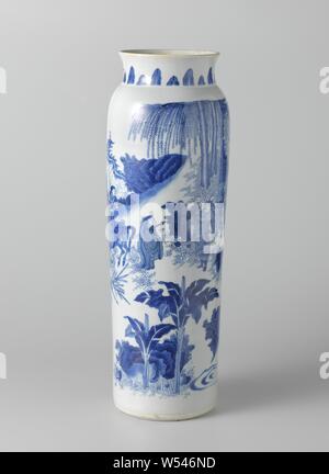 Hülse Vase, Vase (Katze) mit Figuren in einer Landschaft, zylindrische Vase (Katze) aus Porzellan, in unterglasur blau lackiert. An der Wand eine kontinuierliche Darstellung mit Menschen in einer Landschaft mit Felsen und Pflanzen (Banane Pflanze, Weide), geschlossen durch Wolken und Felsen. In der Landschaft ein Treffen zwischen einem Krieger und seinem Gefolge und ein Weiser mit seinem Pferd und Gefolge. Auf der Schulter eine Band mit eingeschnittenen Blume Reben. Der Hals mit Blattmotiven. Übergangszeit Porzellan in Weiß und Blau, Landschaften, Obst (Banane), Jean Theodore Royer, anonyme, China, C. 1635 - C. 1650, Ming-Dynastie Stockfoto