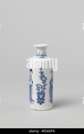 Kleine zylindrische Vase mit zwei chinesischen Damen und Glückssymbole, Kleine, zylindrische Vase aus Porzellan mit einem kurzen Hals und flachen Rand, in unterglasur blau lackiert. An der Wand zwei chinesische Damen (lange Zeilen) mit einer blühenden Aster in einem Topf. Auf der anderen Seite, Antiquitäten und Wertsachen (Vase mit Pfauenfedern, Räuchergefäß, Pearl und Spiegel). Auf der Schulter drei Wertsachen (Perle, Diamant, musikalischen Stein). Am Hals eine Band mit Spirale Arbeit und Punkten. Auf der Unterseite mit der vierstelligen mark Kaiser Chenghua in einem doppelten Kreis markiert. Blau und Weiß, Jean Theodore Royer Stockfoto