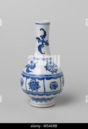 Pear-shaped Flasche Vase mit glückssymbole und stilisierte Blumen,-förmige Vase aus Porzellan mit einem Birnenförmigen Körper und langen Hals, in unterglasur blau lackiert. Auf dem Bauch zwei Bands aufgeteilt in Fächern mit Lucky Symbole (Chakra) und stilisierte Blumen, durch zwei dekorativen Bändern getrennt. Eine stilisierte Blume zweimal um den Hals. Eine Band mit Blattmotiven rund um den Fuß. Ein Zierband am Fuß. Blau und Weiß., Jean Theodore Royer, anonyme, China, C. 1680 - C. 1720, Qing- Dynastie (1644-1912)/Kangxi-Periode (1662-1722), Porzellan (Material), Glasur, Kobalt (Mineral Stockfoto