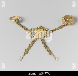 Paar hand Juwelen mit Ringen (hathiphul) Hand Jewel (hathiphul), Schmuck (hathiphul) bestehend aus massivem Gold Rosette mit filigranen Arbeiten, die in der Mitte der Rückseite der Hand durch 4 goldene Ketten des Blattes gehalten wird-förmige links mit einem Ring auf das Ende, um den Finger getragen wird. Zwei weitere Ketten Ende in einem Haken, durch die ein Kabel verläuft, die am Handgelenk befestigt ist. Die Ringe sind teilweise mit Steinen. Nicht vollständig., anonym, Surat, C. 1750, gold (Metall), filigranen, w 10 cm x H 13 cm x t 2 cm Stockfoto