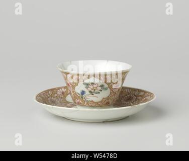 Tasse und Untertasse mit einer Frau mit Blumenkorb und blühende Pflanzen in Panels, Porzellan Tasse und Untertasse mit Ausbreitung an der Wand, gemalt auf der Glasur in Blau, Rot, Rosa, Grün, Schwarz und Gold. Auf der Platte der Schüssel ein Medaillon mit einer Dame in eine Landschaft mit einem Blumenkorb, Blume Reben, die rund um das Medaillon und drei Kartuschen mit blühenden Pflanzen (einschließlich Lotus) in goldenen Boden gespeichert wurden. Untertasse und Schale zerbrochen. Famille rose., anonym, China, C. 1725 - C. 1749, Qing- Dynastie (1644-1912)/Yongzheng-Periode (1723-1735) und Qianlong Periode (1736-1795), Porzellan (Material Stockfoto