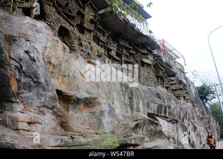 Blick auf das Restaurant auf der Spitze einer Klippe mit geschnitzten Reliefs von diaojiaolou Gebäude gebaut, traditionelle Häuser auf Stelzen der Tujia ethnischen, in Chongq Stockfoto