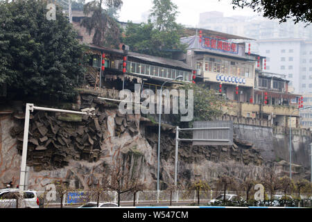 Blick auf das Restaurant auf der Spitze einer Klippe mit geschnitzten Reliefs von diaojiaolou Gebäude gebaut, traditionelle Häuser auf Stelzen der Tujia ethnischen, in Chongq Stockfoto