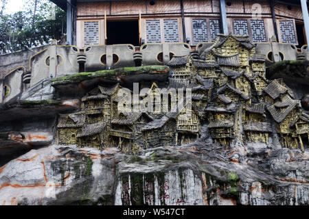 Blick auf das Restaurant auf der Spitze einer Klippe mit geschnitzten Reliefs von diaojiaolou Gebäude gebaut, traditionelle Häuser auf Stelzen der Tujia ethnischen, in Chongq Stockfoto