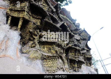 Blick auf das Restaurant auf der Spitze einer Klippe mit geschnitzten Reliefs von diaojiaolou Gebäude gebaut, traditionelle Häuser auf Stelzen der Tujia ethnischen, in Chongq Stockfoto