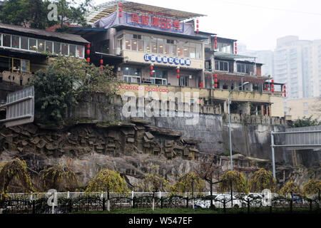 Blick auf das Restaurant auf der Spitze einer Klippe mit geschnitzten Reliefs von diaojiaolou Gebäude gebaut, traditionelle Häuser auf Stelzen der Tujia ethnischen, in Chongq Stockfoto