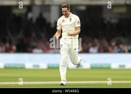 Der Engländer Chris Woakes feiert, Bowling Irlands Paul Sterling bei Tag drei der Specsavers Test Reihe passen auf Lord's, London. Stockfoto