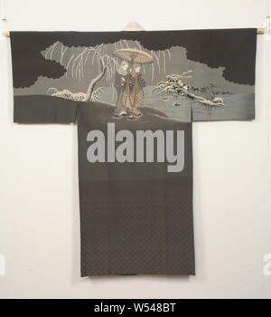 Männer nagajuban mit Liebe Paare, die in den Schnee, Onderkimono (nagajuban) für einen Mann mit einer Dekoration auf der Rückseite der Darstellung eines jungen Paares zu Fuß unter einem Regenschirm in einer verschneiten Landschaft mit einer Weide, Bambus und zwei Mandarin Enten im Wasser, durch Wolken am oberen umgeben. Vermutlich durch einen Druck von Harunobu inspiriert. Die zwei Enten sind ein Symbol der Loyalität. Unten auf der Rückseite mit einem Muster von FUKU die Zeichen '' ('Glück') und 'kotobuki' ('Long life'). Braun Silk mit Stenciled yuzen Dekoration. Weißer Seide Innenfutter., anonym, Japan, 1920-1940, Seide, Malerei, h 133 cm x W132 Stockfoto