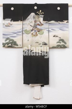 Jungen miyamairi Kimono mit der Schlacht des Fuji Fluss, Formal kimono für einen Jungen für den ersten Besuch in einem Shinto Schrein (miyamairi Kimono), mit einer Dekoration einer Nacht Szene mit einem Samurai auf dem Pferd am Ufer des Fuji Fluss, die Berge und die Schiffe im Hintergrund. Wahrscheinlich eine Szene aus der Schlacht von Fuji Fluss in 1180. Schwarze Seide mit einem gemalten yuzen Dekoration mit gesticktem Detaillierung und Blattgold. Weißer Seide gefüttert. Fünf Familie Waffen (mon) Der sauerampfer (katabami)., anonym, Japan, 1920-1940, Seide, Malerei, h 103 cm x W 85 cm. Stockfoto