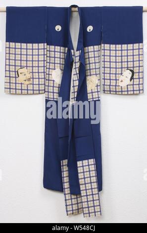 Jungen miyamairi Kimono mit neun keine Masken, Formal kimono für einen Jungen für den ersten Besuch in einem Shinto Schrein (miyamairi Kimono), mit einer Dekoration von neun Masken der kein Theater in einem Hintergrund aus einer breiten kariertes Band. Schwarze Seide mit einem gemalten yuzen Dekoration und Detaillierung in Goldfolie. Weißer Seide gefüttert. Etikett mit "H. Inoue' und 'aimaru', das Kaufhaus. Fünf Familie Waffen (mon) von zwei Aprikose Triebe (gyoyo)., anonym, Japan, 1920-1940, Seide, Malerei, h 117 cm x W 88 cm Stockfoto