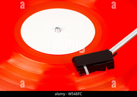 Nahaufnahme von Plattenspieler Nadel auf einer roten Vinyl record. Plattenspieler Vinyl spielen. Nadel auf drehbaren roten Vinyl. Stockfoto