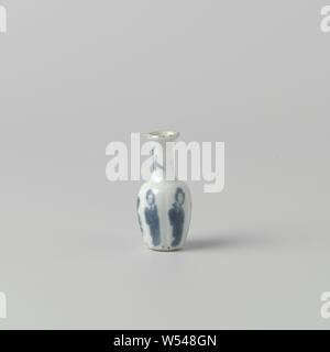 Miniatur Flasche Vase mit chinesischen Damen und Blume Sprays, Miniatur Flasche-förmige Vase aus Porzellan mit einer Verbreitung von Hals, in unterglasur blau lackiert. Der Bauch ist in sechs Fächer modelliert mit vier chinesischen Damen (lange Linien) und in zwei Blumen Zweige. Zweimal eine Blume Branche auf dem Hals. Blau Weiß., anonym, China, C. 1675 - C. 1724, Qing- Dynastie (1644-1912)/Kangxi-Periode (1662-1722)/Yongzheng-Periode (1723-1735), Porzellan (Material), Glasur, Cobalt (Mineral), Verglasung, h 4,8 cm x T 2,3 cm Stockfoto