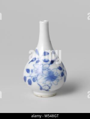 Miniatur pear-shaped Flasche Vase mit blühenden Pflanzen, Miniatur Flasche-förmige Porzellan Vase mit ein birnenförmiges Organ, in unterglasur blau lackiert. Pflanzen, die Blüte auf dem Bauch (Prunus, Aster). Blau und Weiß Ornament aus pflanzlichen Formen, anonym, China, c. abgeleitet 1675 - C. 1724, Qing- Dynastie (1644-1912)/Kangxi-Periode (1662-1722)/Yongzheng-Periode (1723-1735), Porzellan (Material), Glasur, Cobalt (Mineral), Verglasung, h 6,1 cm, d 3,6 cm Stockfoto