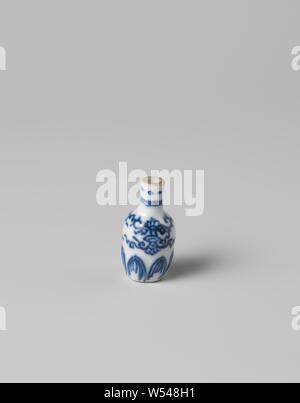 Miniatur Flasche Vase mit Lotus Schriftrollen, Miniatur Flasche geformte Porzellan Vase mit eiförmige Körper, in unterglasur blau lackiert. Zweimal lotus Ranken auf dem Bauch, um den Fuß eine Band mit modellierten Blattmotiven, der Hals mit zweimal ein dekoratives Band. Blau Weiß., anonym, China, C. 1675 - C. 1724, Qing- Dynastie (1644-1912)/Kangxi-Periode (1662-1722)/Yongzheng-Periode (1723-1735), Porzellan (Material), Glasur, Cobalt (Mineral), Verglasung, h 4 cm, d 0,9 cm, d 2,1 cm, d 1,3 cm Stockfoto