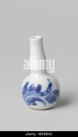 Miniatur Kürbis - geformte Flasche Vase mit einer Blume, Spray, Miniatur Flasche-förmige Porzellan Vase mit einem Kürbis - geformte Körper, in unterglasur blau lackiert. Eine stilisierte Blüte Zweig auf dem Bauch. Blau und Weiß Ornament aus pflanzlichen Formen, anonym, China, c. abgeleitet 1675 - C. 1724, Qing- Dynastie (1644-1912)/Kangxi-Periode (1662-1722)/Yongzheng-Periode (1723-1735), Porzellan (Material), Glasur, Cobalt (Mineral), Verglasung, h 4,5 cm, d 2,4 cm Stockfoto