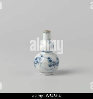 Miniatur doppel Kürbis-förmigen Vase mit Blumen Sprays, Miniatur Kürbis-förmigen Porzellan Vase, in unterglasur blau lackiert. An der Wand und der Hals eine Blume Zweig (Prunus). Blau Weiß., anonym, China, C. 1675 - C. 1727, Qing- Dynastie (1644-1912)/Kangxi-Periode (1662-1722)/Yongzheng-Periode (1723-1735), Porzellan (Material), Glasur, Cobalt (Mineral), Verglasung, h 6,3 cm x T 3,7 cm Stockfoto