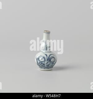 Miniatur doppelklicken Kürbis-förmigen Vase mit Blumen Sprays, Miniatur Kürbis-förmigen Porzellan Vase, in unterglasur blau lackiert. Auf dem Bauch eine blühende Pflanze (Aster) und Zweigen. Zwei blumen Zweige auf dem Hals. Blau Weiß., anonym, China, C. 1675 - C. 1724, Qing- Dynastie (1644-1912)/Kangxi-Periode (1662-1722)/Yongzheng-Periode (1723-1735), Porzellan (Material), Glasur, Cobalt (Mineral), Verglasung, h 6,1 cm x T 3,5 cm Stockfoto