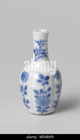 Miniatur Flasche Vase mit blühenden Pflanzen, Miniatur Flasche-förmige Vase aus Porzellan mit einem 6-flügeligen Körper, in unterglasur blau lackiert. Blühende Pflanzen auf dem Bauch und Hals. Blau und Weiß Ornament aus pflanzlichen Formen, anonym, China, c. abgeleitet 1675 - C. 1724, Qing- Dynastie (1644-1912)/Kangxi-Periode (1662-1722)/Yongzheng-Periode (1723-1735), Porzellan (Material), Glasur, Cobalt (Mineral), Verglasung, h 5 cm, d 2,5 cm Stockfoto