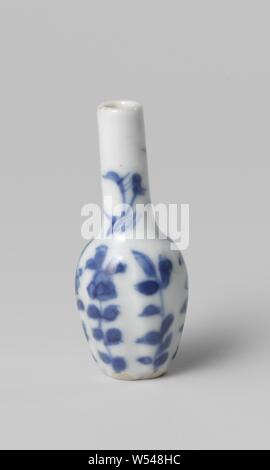 Miniatur Flasche Vase mit blühenden Pflanzen, Miniatur Flasche-förmige Vase aus Porzellan mit einem 6-flügeligen Körper, in unterglasur blau lackiert. Blühende Pflanzen auf dem Bauch und Hals. Blau und Weiß Ornament aus pflanzlichen Formen, anonym, China, c. abgeleitet 1675 - C. 1724, Qing- Dynastie (1644-1912)/Kangxi-Periode (1662-1722)/Yongzheng-Periode (1723-1735), Porzellan (Material), Glasur, Cobalt (Mineral), Verglasung, h 5,1 cm, d 2,1 cm Stockfoto