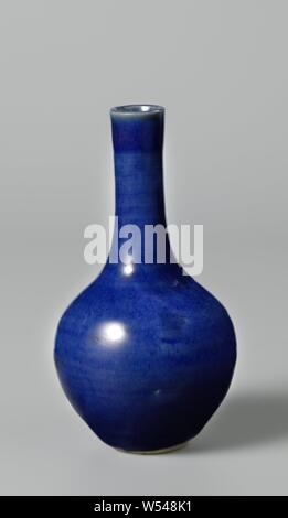 Flasche mit Pulver blau Vase, Porzellan Flasche-förmige Vase mit runden Bauch und langen, schmalen Hals, in unterglasur blau lackiert. Die Vase ist bedeckt mit Bleu poudré (Pulver blau). Monochrome bleu poudré., anonym, China, C. 1800 - C. 1899, Qing- Dynastie (1644-1912)/Daoguang-Periode (1821-1850)/Guangxu-Periode (1875-1908), Porzellan (Material), Glasur, Cobalt (Mineral), Verglasung, h 13,8 cm, d 2,1 cm d8 cm d4 cm Stockfoto