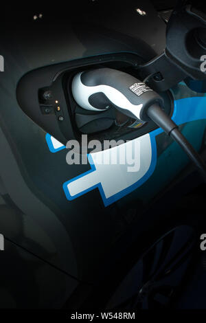 Elektrische Füllschlauch an der Seite eines New Electric Car Stockfoto