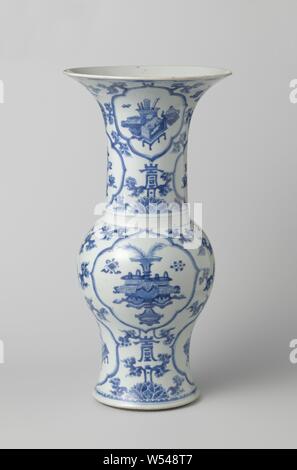 Kunst Elemente Becher Vase mit Blumen Schriftrollen und wertvolle Objekte, Kunst Elemente-förmige Porzellan Vase mit einem breiten Hals, in unterglasur blau lackiert. Der Bauch und Hals sind mit stilisierten Chrysantheme Getränke, die die "Hou" Charakter, unter den Reben bedeckt, acht gelappt Kartuschen mit Wertsachen (Diamond, Pearl, musikalische Stein, Bücher) und Antiquitäten (Vase mit Pfauenfedern, Bücher, Räuchergefäß, Objekte eines Gelehrten). Blau Weiß., anonym, China, C. 1680 - C. 1720, Qing- Dynastie (1644-1912)/Kangxi-Periode (1662-1722), Porzellan (Material), Glasur, Cobalt (Mineral), Verglasung, H 47 cm Stockfoto