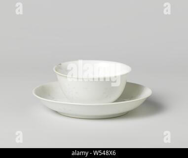 Tasse und Untertasse mit durchscheinenden Reis - Korn roundels, Glockenförmigen Porzellan Tasse und Untertasse mit einer lichtdurchlässigen weißen Glasur. Die Wände der Tasse und Untertasse sind offen geschnitten (Lace) in fünf Rosetten von Reis. Weißes Porzellan, monochromen., anonym, Jingdezhen, C. 1700 - C. 1724, Qing- Dynastie (1644-1912)/Kangxi-Periode (1662-1722)/Yongzheng-Periode (1723-1735), Porzellan (Material), Glasur, Verglasung, h 4 cm h 3,5 cm, d 7,4 cm, d 3,4 cm h 1,9 cm, d 11,2 cm, d 6,8 cm Stockfoto