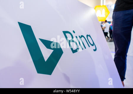 ---- Ein Besucher an der Stand von Bing Suchmaschine von Microsoft Corporation im Jahr 2018 Welt der künstlichen Intelligenz Konferenz (WAIC) Stockfoto