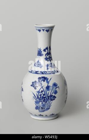 Pear-shaped Flasche Vase mit blühenden Pflanzen, Flasche-förmige Porzellan Vase mit einem Birnenförmigen Körper und die Verbreitung von Hals, in unterglasur blau lackiert. Blühende Pflanzen, die vier Jahreszeit Blumen, auf dem Bauch dargestellt: Pfingstrose (Frühling), Lotus (Sommer), Chrysantheme (Herbst) und Prunus-unterlagen (Winter). Blume Reben und Schmetterlinge auf den Hals. Über dem Fuß, auf der Kante und der Schulter eine Band mit floralen Schriftrollen. Blau-weiß, Blumen, Ornament, anonym, China, C. 1680 - C. 1720, Qing- Dynastie (1644-1912)/Kangxi-Periode (1662-1722), Porzellan (Material), Glasur, Cobalt (Mineral), Verglasung Stockfoto