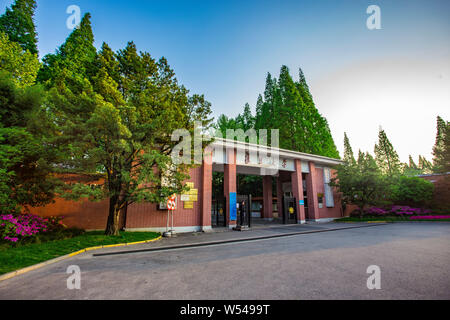 ---- Blick auf den Haupteingang der Fudan Universität in Shanghai, China, 24. April 2017. Der Fudan Universität am 23.Januar eine strategische Partnerschaft mit der C eingefärbt Stockfoto