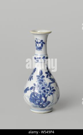 Pear-shaped Flasche Vase mit blühenden Pflanzen, Vögeln und Insekten in der Nähe von einem Felsen, Porzellan Flasche-förmige Vase mit einem gerippten, Birnenförmigen Körper, ringförmige Verdickung im Nacken, die sich auf die Oberseite, in unterglasur blau lackiert. Auf dem Bauch eine blühende Pflanze mit Vögeln und Insekten in der Nähe eines Felsen. Die ringförmige Verdickung und der Hals mit blume Sprays. Blau und Weiß., Ornament, abgeleitet von pflanzlichen Formen, Vögel, anonyme, China, C. 1680 - C. 1720, Qing- Dynastie (1644-1912)/Kangxi-Periode (1662-1722), Porzellan (Material), Glasur, Cobalt (Mineral), Verglasung, H 14 cm Stockfoto