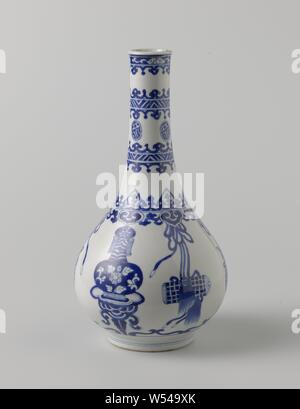 Pear-shaped Flasche Vase mit auspicious Objekte, Flasche-förmige Porzellan Vase mit Birnenförmiger Körper, in unterglasur blau lackiert. Sechs glücklichen Symbole auf den Körper (Blättern, Vase, Knoten) mit Seilen mit Quasten endet in einem ruyi Motiv, auf die Schulter und Nacken Bands mit dekorativen Mustern mit Locken und geometrischen Motiven, am Rande einer Band mit Lotus Reben. Blau und Weiß., armorial Lager, Heraldik, Kurfürst von der Pfalz Karel Lodewijk, anonym, China, C. 1680 - C. 1720, Qing- Dynastie (1644-1912)/Kangxi-Periode (1662-1722), Porzellan (Material), Glasur, Cobalt (Mineral), Verglasung, h 29,5 Stockfoto