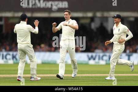 Der Engländer Chris Woakes (Mitte) feiert, Bowling Irlands Paul Sterling bei Tag drei der Specsavers Test Reihe passen auf Lord's, London. Stockfoto