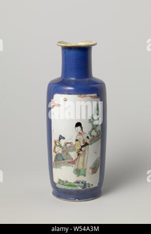 Zylindrische Vase mit Pulver blau und eine Chinesische Dame auf einer Terrasse, Porzellan trolley Auto mit einem flachen Schulter, gerader Hals und ausgestelltem Kante, in unterglasur Blau und auf der Glasur Blau, Rot, Grün, Gelb, Aubergine, Schwarz und Gold bemalt. Die Wand ist mit Bleu poudré (Pulver blau) mit zwei rechteckigen behält sich mit eingeklemmt Ecken bedeckt, einem mit einem chinesischen Dame mit Besen auf einer Terrasse mit einer Sitzbank, von Felsen und Pflanzen gefüllt, der andere mit einem chinesischen Dame mit einem Zweig und ein Ventilator in einem umzäunten Garten mit einer Bank und Hocker, von Felsen, Pflanzen und ein Baum umgeben, um Stockfoto