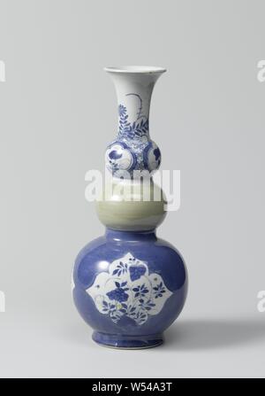 Triple-Kürbis - geformte Flasche Vase mit Pulver blau, celadon und blühende Pflanzen, Flasche-förmige Vase (Knopf Flasche) aus Porzellan, zwei Knötchen in den Hals, ein kugelförmiger Körper und Mund, in unterglasur blau lackiert und mit einem celadon Glasur Grün bedeckt. Der Körper ist mit Bleu poudré (Pulver blau) mit drei Cut-out, überbackene Abschnitte mit blühenden Pflanzen (schöne Nelke, Chrysantheme, Pfingstrose) in der Nähe von Felsen bedeckt. Die untere Kugel in den Nacken ist bedeckt mit einer celadon Glasur. Die obere mit Serviette, die Arbeit, die von einer Blüte Zweig in einer Kartusche unterbrochen. Der Hals mit blühenden Pflanzen Stockfoto