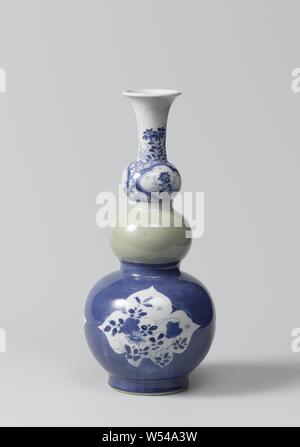 Triple-Kürbis - geformte Flasche Vase mit Pulver blau, celadon und blühende Pflanzen, Flasche-förmige Vase (Knopf Flasche) aus Porzellan, zwei Knötchen in den Hals, ein kugelförmiger Körper und Mund, in unterglasur blau lackiert und mit einem celadon Glasur Grün bedeckt. Der Körper ist mit Bleu poudré (Pulver blau) mit drei Cut-out, überbackene Abschnitte mit blühenden Pflanzen (schöne Nelke, Chrysantheme, Pfingstrose) in der Nähe von Felsen bedeckt. Die untere Kugel in den Nacken ist bedeckt mit einer celadon Glasur. Die obere mit Serviette, die Arbeit, die von einer Blüte Zweig in einer Kartusche unterbrochen. Der Hals mit blühenden Pflanzen Stockfoto