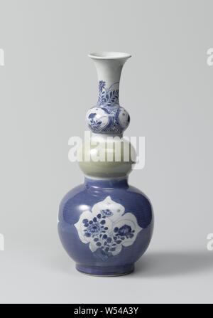 Triple-Kürbis - geformte Flasche Vase mit Pulver blau, celadon und blühende Pflanzen, Flasche-förmige Vase (Knopf Flasche) aus Porzellan, zwei Knötchen in den Hals, ein kugelförmiger Körper und Mund, in unterglasur blau lackiert und mit einem celadon Glasur Grün bedeckt. Der Körper ist bedeckt mit Bleu poudré (Pulver blau) mit drei aufbewahrten, überbackene Abschnitte mit blühenden Pflanzen (schöne Nelke, Chrysantheme, Pfingstrose) in der Nähe von Felsen. Die untere Kugel in den Nacken ist bedeckt mit einer celadon Glasur. Die obere mit Serviette, die Arbeit, die von einer Blüte Zweig in einer Kartusche unterbrochen. Der Hals mit blühenden Pflanzen Stockfoto