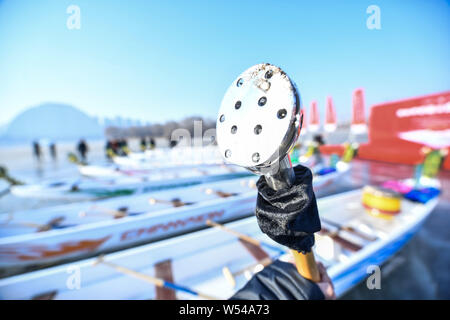 Die anwohner nehmen Sie Teil in einem Ice Dragon Boat Race auf dem gefrorenen Fluss Hunhe in Shenyang City, im Nordosten der chinesischen Provinz Liaoning, 26. Januar 2019. Stockfoto