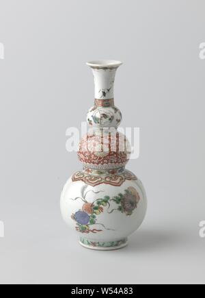 Triple-Kürbis Vase mit Blumen Sprays und Insekten, Flasche-förmige Vase (Knopf Flasche) aus Porzellan, mit drei-teilige Karosserie und die Verbreitung von Hals, malte auf der Glasur in Blau, Rot, Grün, Gelb, Aubergine, Schwarz und Gold. Den unteren Teil des Körpers mit drei blühende Zweige (Pfingstrose, chrysantheme) und eine Band mit ruyi Motiv, der mittlere Teil mit Lotus Reben in der Reserve gegen einen roten Boden, der oberen Knötchen mit drei Obst-förmige Kartuschen mit einem Insekt auf einem Betrieb, zwei Bambus Filialen auf den Hals, einer gesprungenen Eis Muster in Grün rund um die Basis. Ein Riss in der Kante. Alte Aufkleber auf der Unterseite mit' Stockfoto