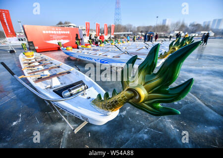 Die anwohner nehmen Sie Teil in einem Ice Dragon Boat Race auf dem gefrorenen Fluss Hunhe in Shenyang City, im Nordosten der chinesischen Provinz Liaoning, 26. Januar 2019. Stockfoto