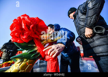Die anwohner nehmen Sie Teil in einem Ice Dragon Boat Race auf dem gefrorenen Fluss Hunhe in Shenyang City, im Nordosten der chinesischen Provinz Liaoning, 26. Januar 2019. Stockfoto