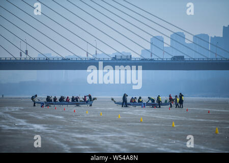 Die anwohner nehmen Sie Teil in einem Ice Dragon Boat Race auf dem gefrorenen Fluss Hunhe in Shenyang City, im Nordosten der chinesischen Provinz Liaoning, 26. Januar 2019. Stockfoto