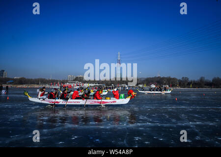 Die anwohner nehmen Sie Teil in einem Ice Dragon Boat Race auf dem gefrorenen Fluss Hunhe in Shenyang City, im Nordosten der chinesischen Provinz Liaoning, 26. Januar 2019. Stockfoto