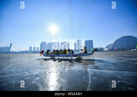 Die anwohner nehmen Sie Teil in einem Ice Dragon Boat Race auf dem gefrorenen Fluss Hunhe in Shenyang City, im Nordosten der chinesischen Provinz Liaoning, 26. Januar 2019. Stockfoto