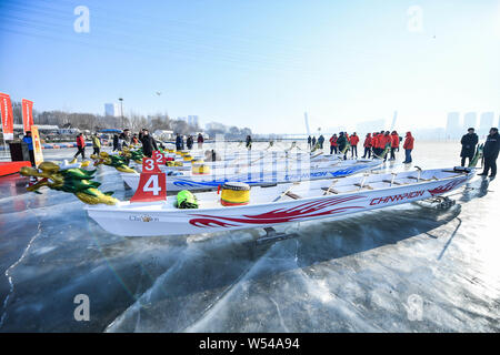 Die anwohner nehmen Sie Teil in einem Ice Dragon Boat Race auf dem gefrorenen Fluss Hunhe in Shenyang City, im Nordosten der chinesischen Provinz Liaoning, 26. Januar 2019. Stockfoto