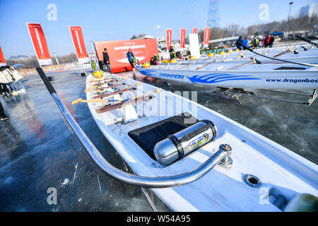 Die anwohner nehmen Sie Teil in einem Ice Dragon Boat Race auf dem gefrorenen Fluss Hunhe in Shenyang City, im Nordosten der chinesischen Provinz Liaoning, 26. Januar 2019. Stockfoto