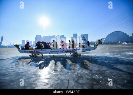 Die anwohner nehmen Sie Teil in einem Ice Dragon Boat Race auf dem gefrorenen Fluss Hunhe in Shenyang City, im Nordosten der chinesischen Provinz Liaoning, 26. Januar 2019. Stockfoto