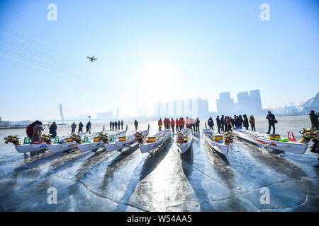 Die anwohner nehmen Sie Teil in einem Ice Dragon Boat Race auf dem gefrorenen Fluss Hunhe in Shenyang City, im Nordosten der chinesischen Provinz Liaoning, 26. Januar 2019. Stockfoto