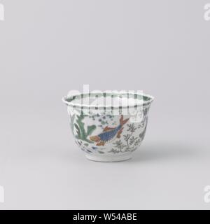 Tasse mit Fisch zwischen Wasser Pflanzen, China, C. 1700 - C. 1724, Qing- Dynastie (1644-1912)/Kangxi-Periode (1662-1722)/Yongzheng-Periode (1723-1735), Porzellan, glasiert, Cobalt (Mineral), Gold (Metall), Verglasung, h 5,1 cm, d 6,5 cm, d 3,5 cm Stockfoto